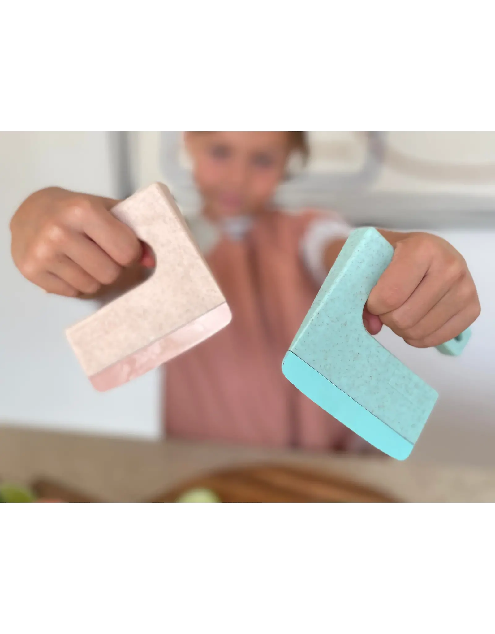 kind met veilig oefenmes voor kinderen vanaf 2 jaar