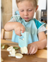 kind gebruikt kindermes van skagfa in de keuken