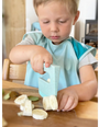 kind gebruikt skagfa kindermes in de keuken