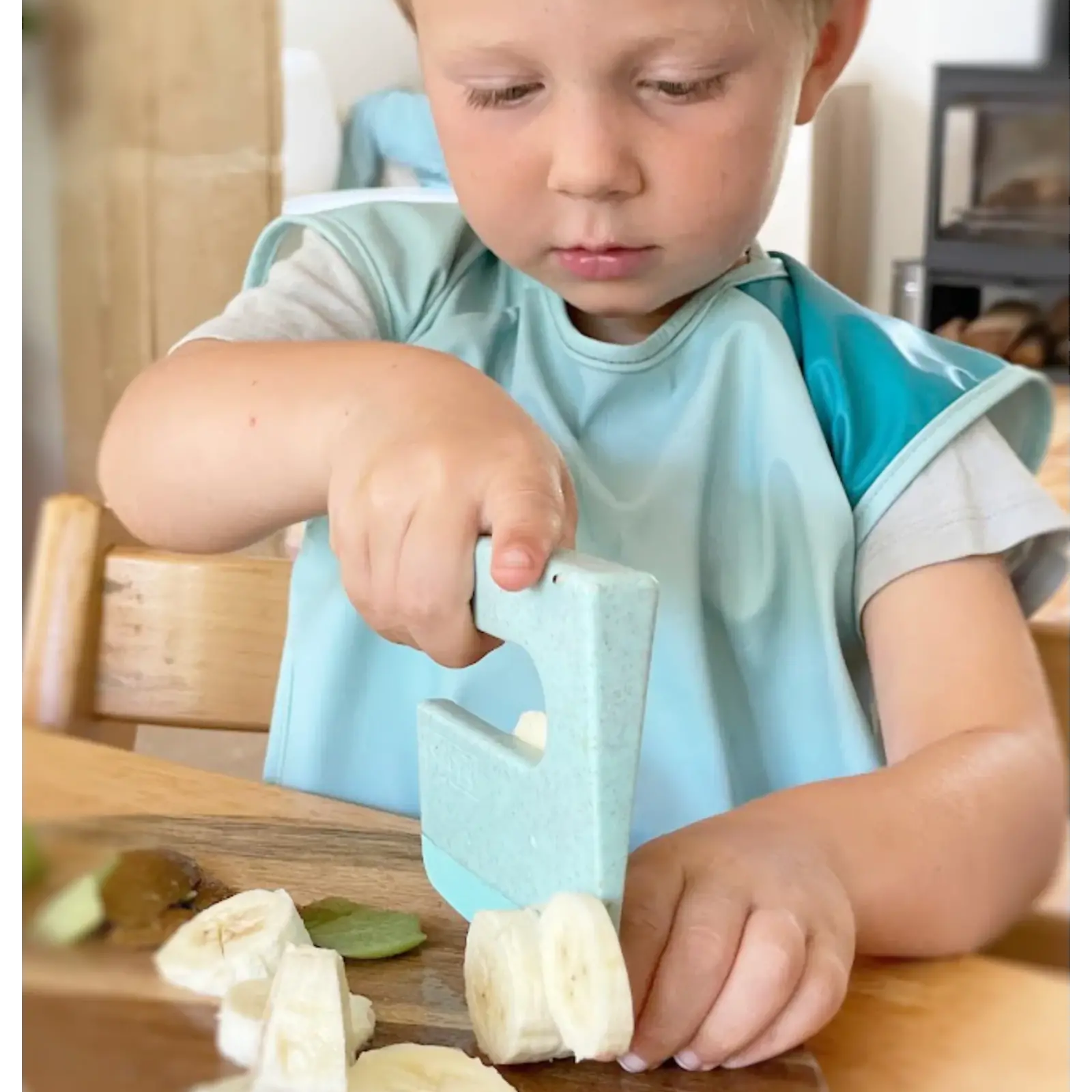 kind gebruikt kindermes van skagfa in de keuken
