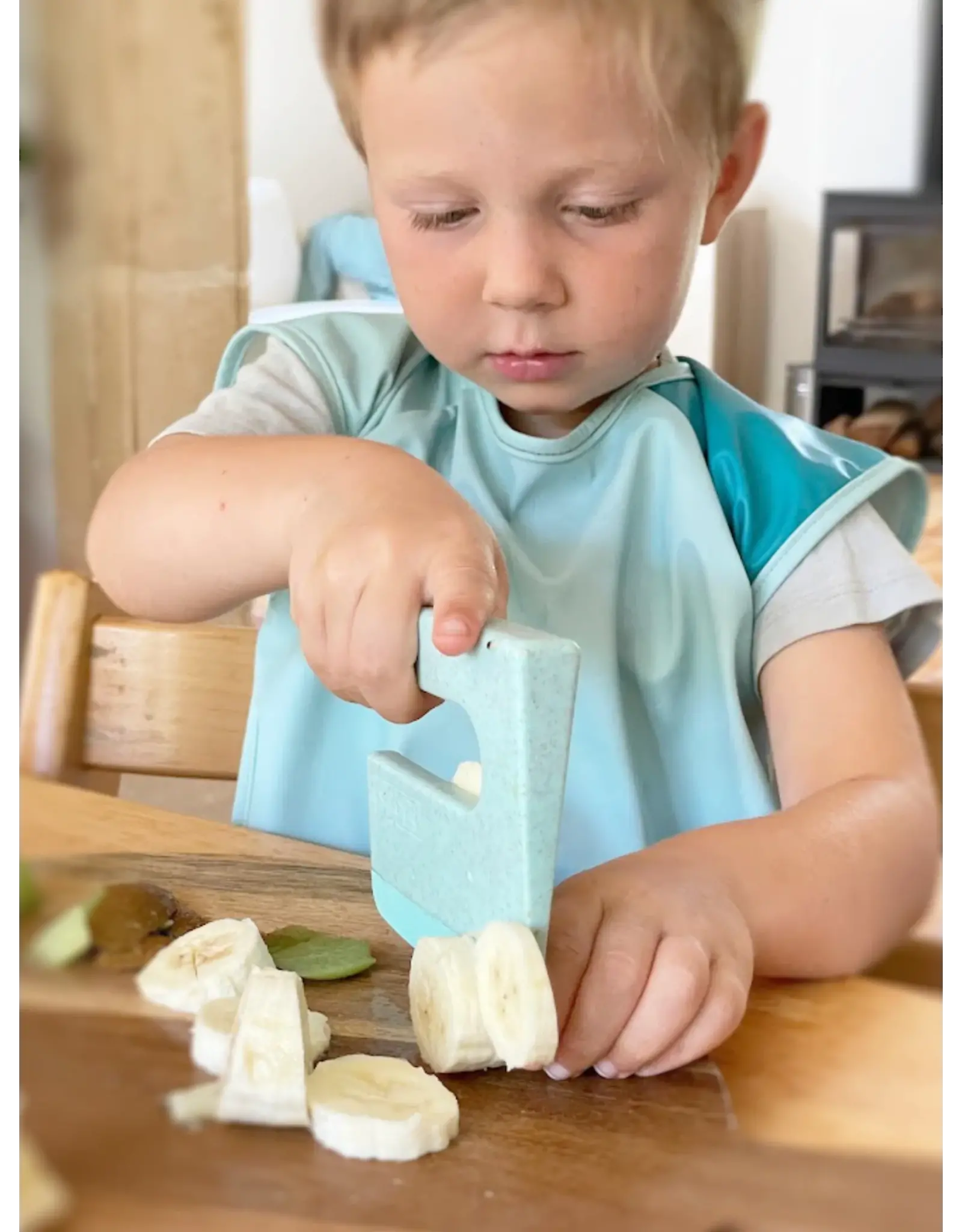 kind gebruikt skagfa kindermes in de keuken
