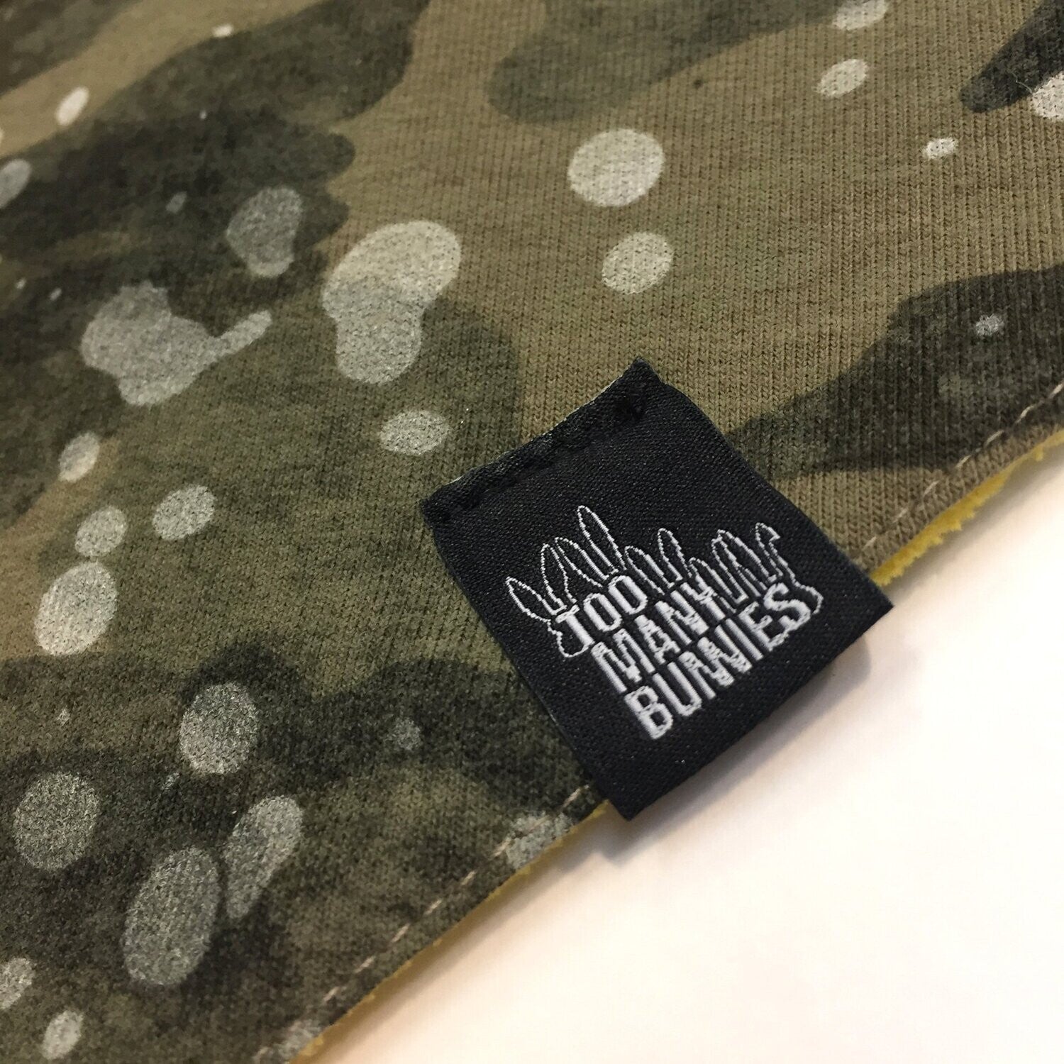 Detailfoto legerprint kwijlsjaal Too Many Bunnies