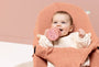 Baby houdt Trixie houten rollende rammelaar Mrs. Cat vast