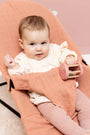 Baby speelt met Trixie Mrs. Cat houten rammelaar vanaf 6 maanden