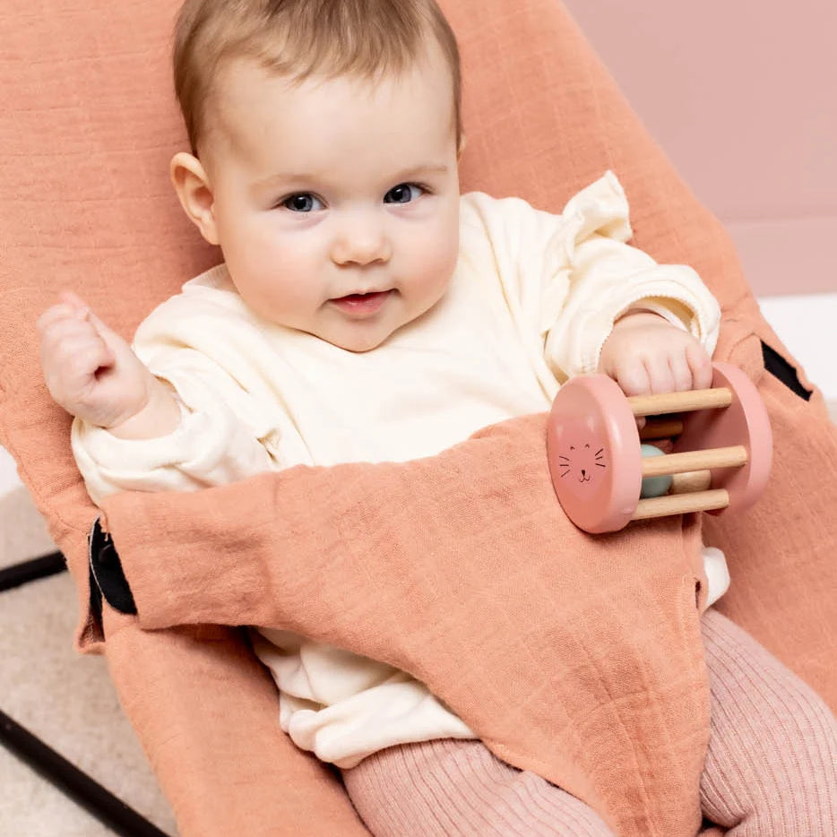 Baby speelt met Trixie Mrs. Cat houten rammelaar vanaf 6 maanden