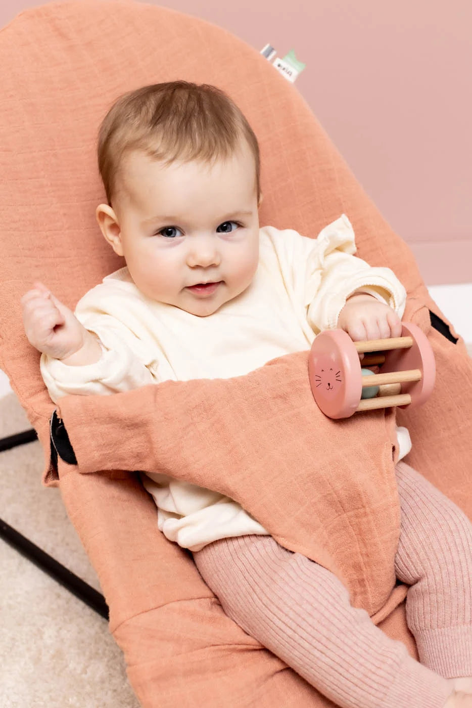 Baby speelt met Trixie Mrs. Cat houten rammelaar vanaf 6 maanden