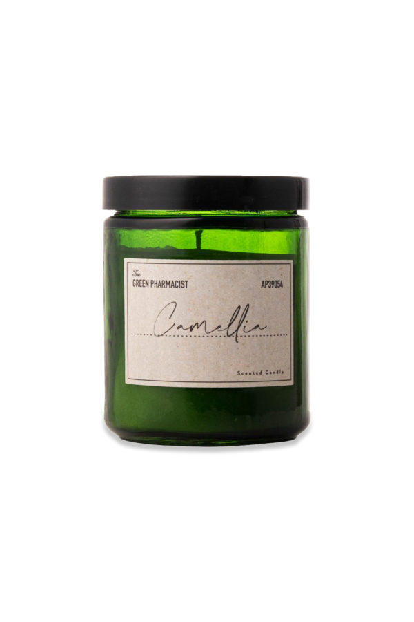 Deze geurkaars van Gusta wordt geleverd in een glazen groene pot met de geur van camellia. Creëer een ontspannende sfeer met de aangename geur van deze kaars. Het formaat van de pot is Ø7,5x9,5cm en de kaars zelf is wit van kleur. 
