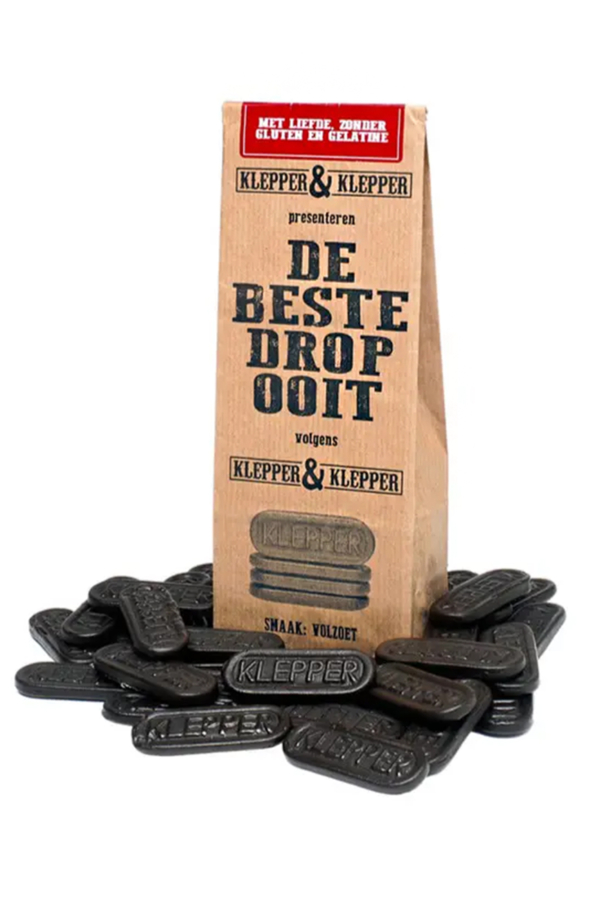 Geniet van de ultieme dropervaring met Klepper & Klepper Volzoet Drop. Volgens vader Klepper & zoon Klepper is dit de beste drop ooit, en ze hebben het zelf getest op de markt in Alkmaar. Deze heerlijke volzoete drop heeft een unieke smaak die doet denken aan duimdrop. Met liefde gemaakt, zonder gluten en gelatine. Laat je verleiden door deze smaakvolle traktatie!