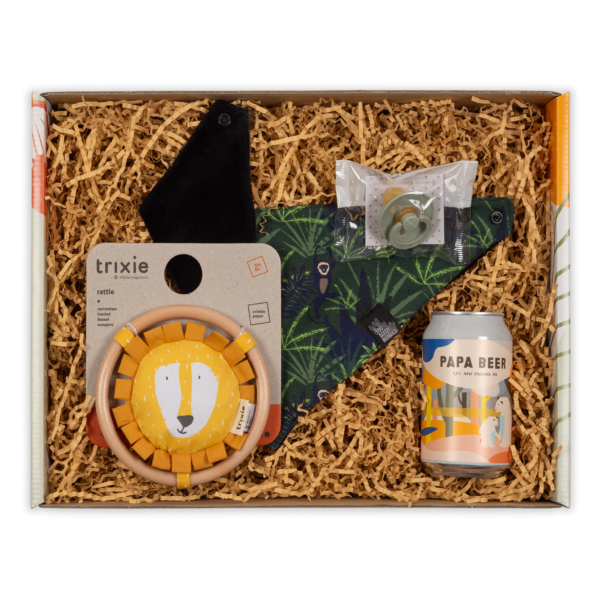 cadeau voor pasgeboren baby. Kwijlsjaal, rammelaar, papa beer bier, speen in een mooie cadeauverpakking.